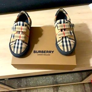 These are Burberry London toddler 29 Euro US 11 1/2 unisex for a boy or girl!!!